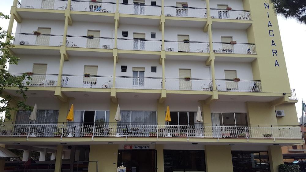 Hotel Ines 切塞纳蒂科 外观 照片