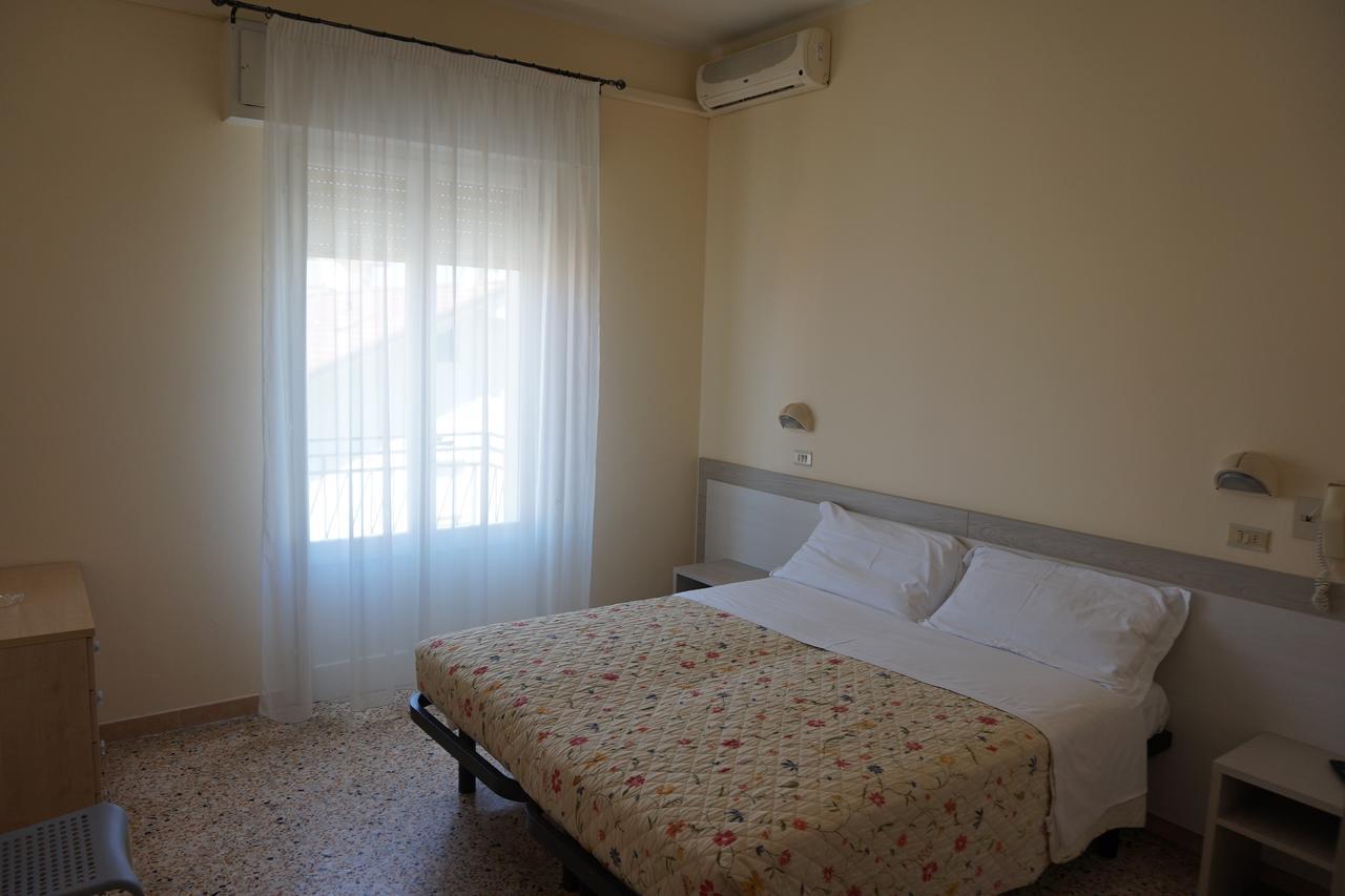 Hotel Ines 切塞纳蒂科 外观 照片